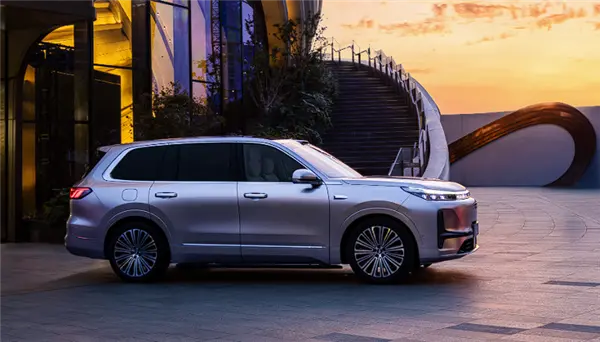 5米2全尺寸SUV殺入20萬內！吉利銀河M9預售：19.38萬元起