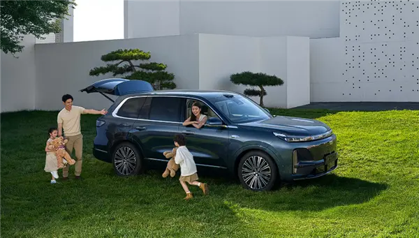 5米2全尺寸SUV殺入20萬內！吉利銀河M9預售：19.38萬元起
