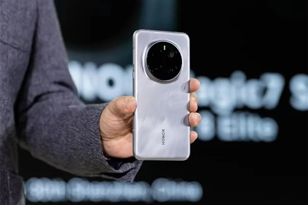 榮耀Magic8系列開始預(yù)熱：史上最強硬件+最強AI智能體