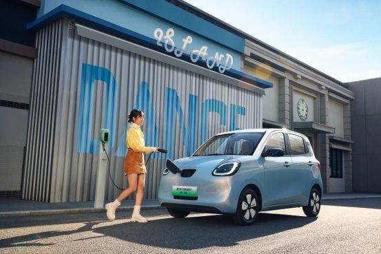 置換補貼價5.28萬元 五菱推出宏光MINIEV四門版301km臻享+款